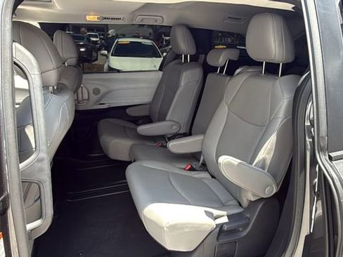 Used 2025 Toyota Sienna XLE FWD image 16