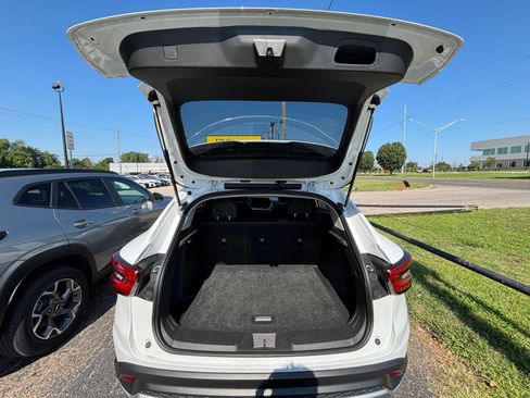 Used 2025 Chevrolet Trax LT w/ LT Convenience Package FWD image 30