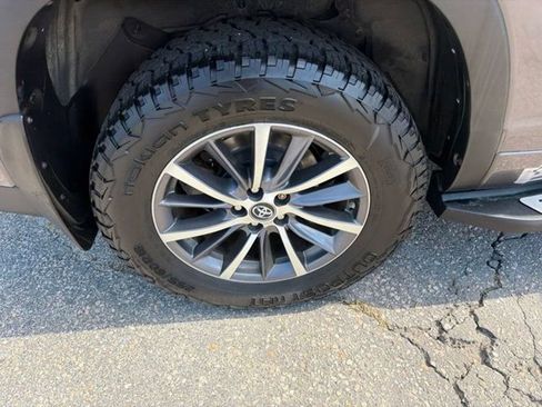 Used 2017 Toyota Highlander XLE AWD/4WD image 11
