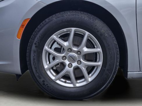 Used 2024 Chrysler Pacifica Touring-L FWD image 8