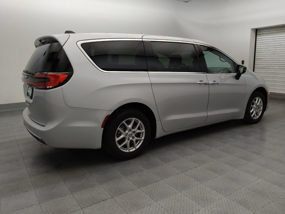 Used 2024 Chrysler Pacifica Touring-L FWD image 10