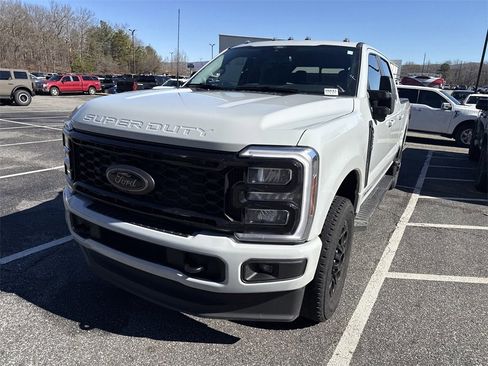 Used 2025 Ford F250 XLT w/ Black Appearance Package image 7