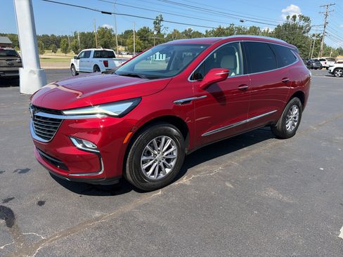 Used 2023 Buick Enclave Essence FWD image 2
