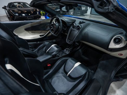 Used 2018 McLaren 570S Spider image 31