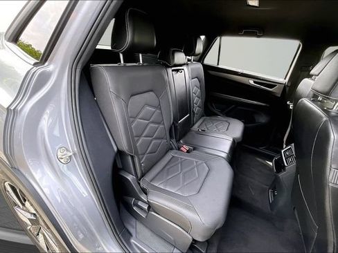 Used 2024 Volkswagen Atlas Cross Sport SE FWD image 25