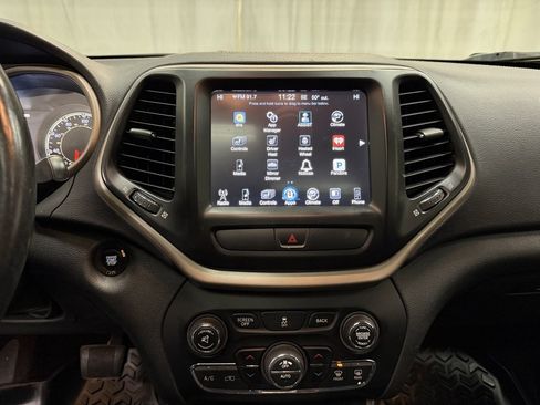 Used 2017 Jeep Cherokee Limited image 29