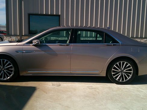 Used 2019 Lincoln Continental Select image 8