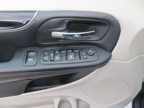 Used 2018 Dodge Grand Caravan SXT image 23