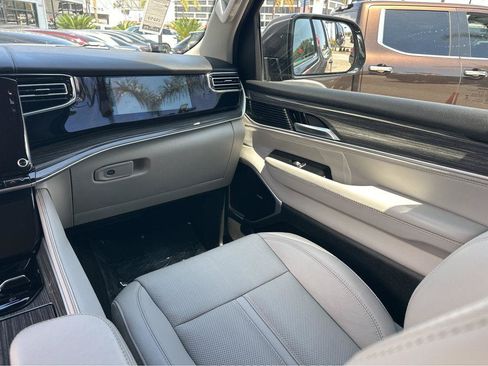 Used 2022 Jeep Wagoneer Series III w/ Premium Group I AWD/4WD image 18
