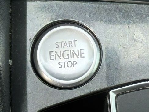 Used 2019 Volkswagen Tiguan SE image 33