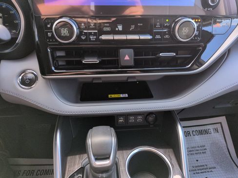 Used 2023 Toyota Highlander Platinum AWD/4WD image 18