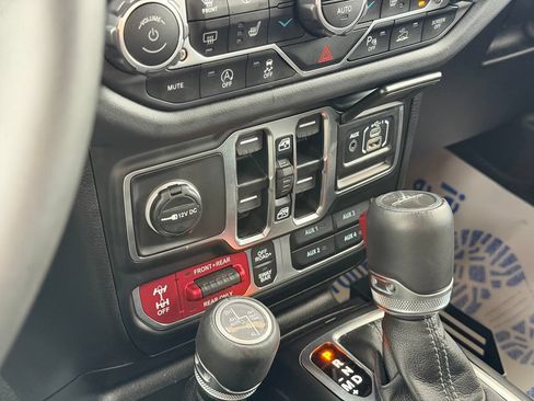 Used 2025 Jeep Gladiator Rubicon AWD/4WD image 24