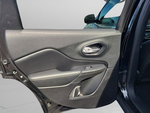 Used 2016 Jeep Cherokee Limited image 33