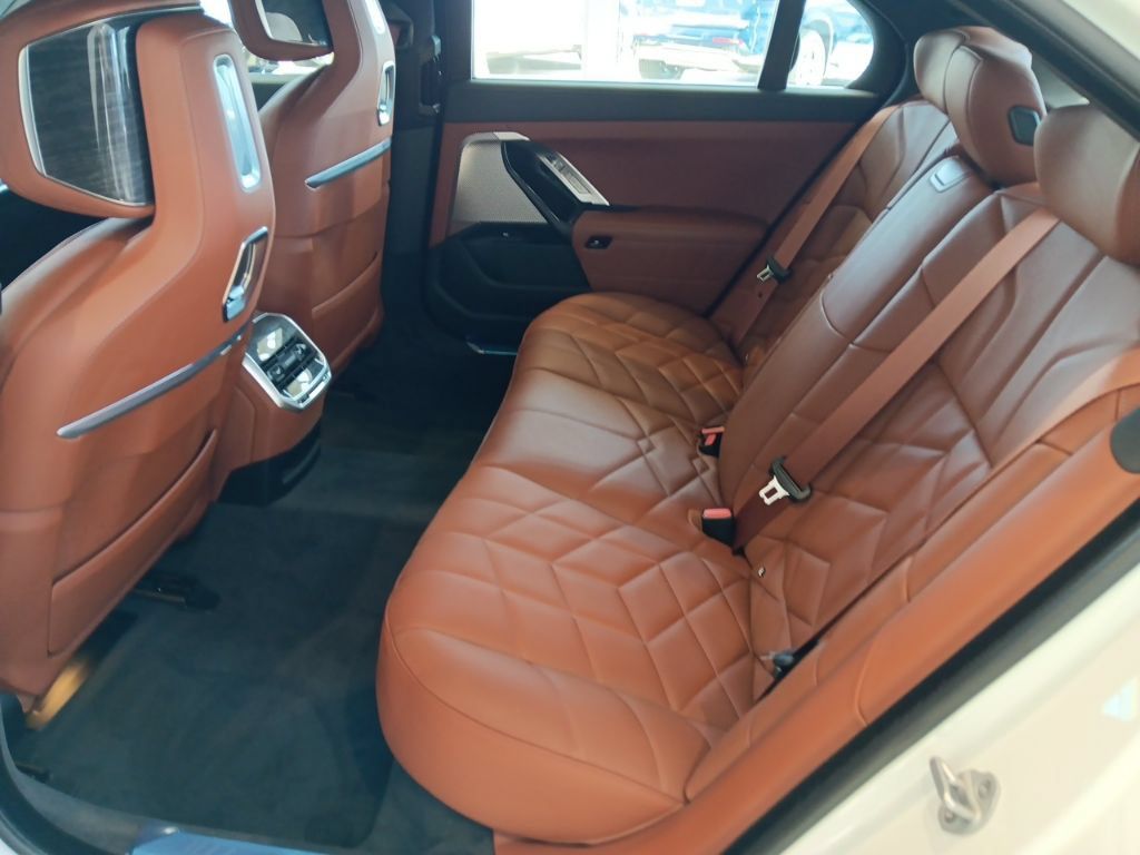 New 2026 BMW 750e xDrive AWD/4WD image 8