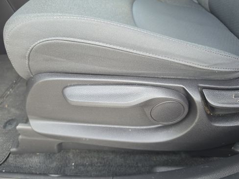 Used 2024 Kia Carnival LX FWD image 6