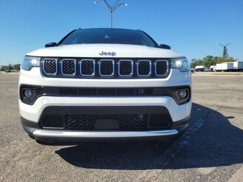 Used 2023 Jeep Compass Limited AWD/4WD image 4