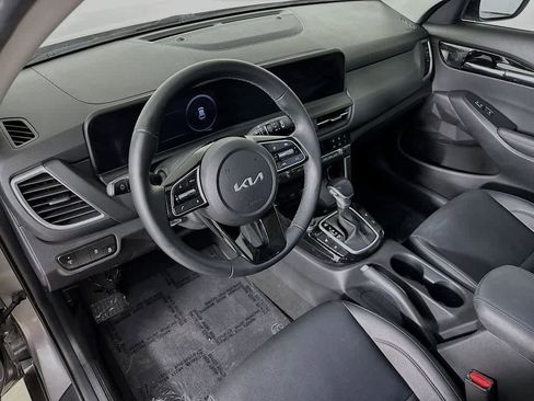 Used 2024 Kia Seltos EX FWD image 2