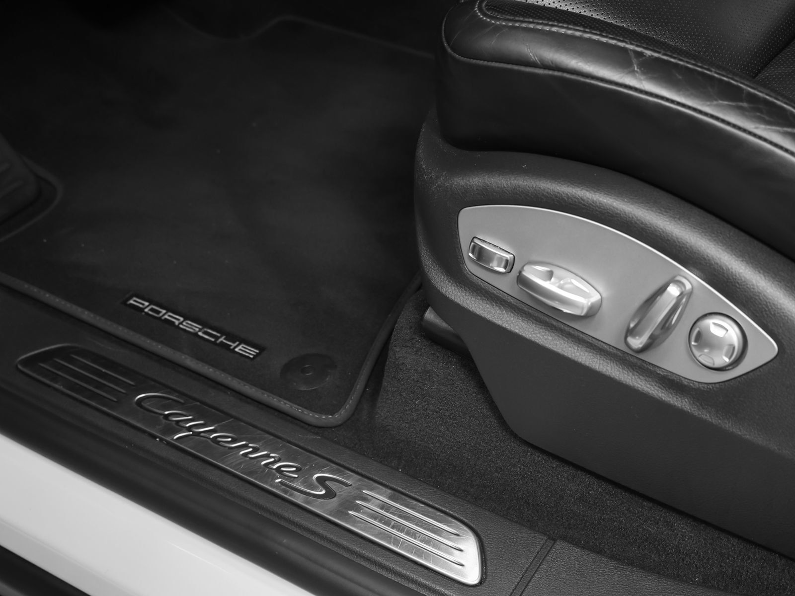 Used 2015 Porsche Cayenne S AWD/4WD image 26