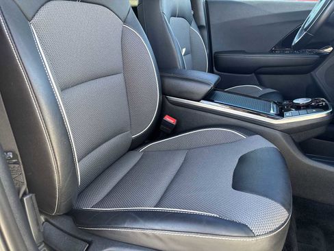 Used 2022 Kia Niro EX image 18