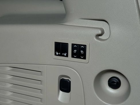 Used 2015 Cadillac Escalade ESV Premium image 16