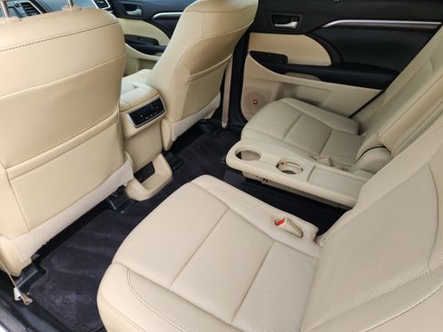 Used 2016 Toyota Highlander Limited image 29