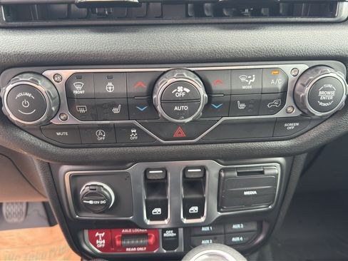 Used 2026 Jeep Wrangler Sport AWD/4WD image 23