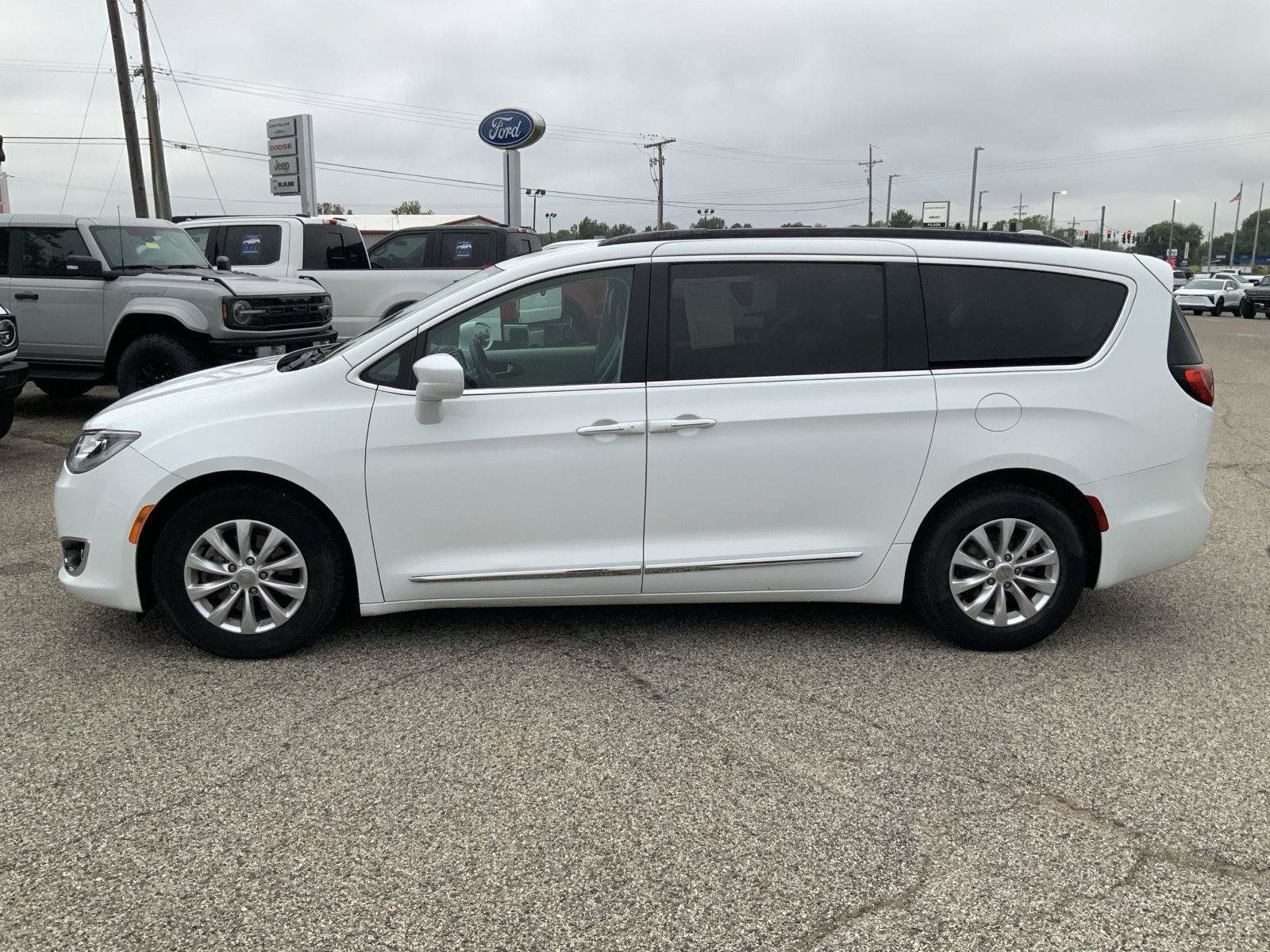 Used 2017 Chrysler Pacifica Touring-L FWD image 5