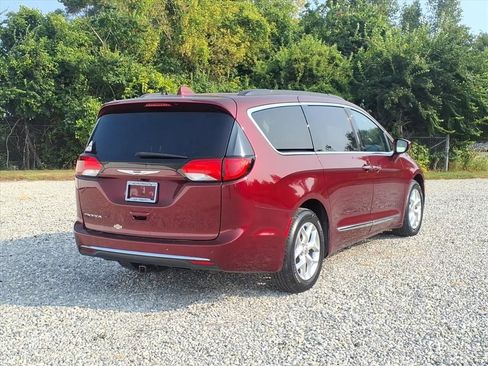 Used 2017 Chrysler Pacifica Touring-L w/ Tire & Wheel Group image 4