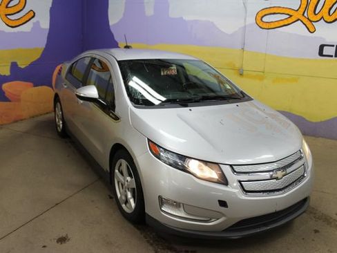 Used 2015 Chevrolet Volt FWD image 2