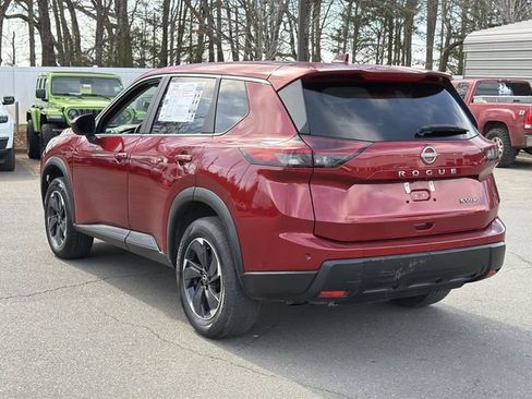 Used 2024 Nissan Rogue SV image 11