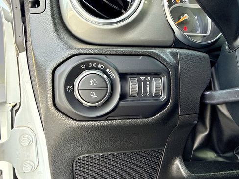 Used 2022 Jeep Gladiator Overland w/ LED Lighting Group AWD/4WD image 28