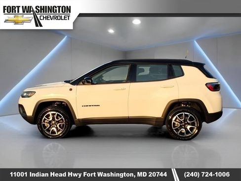 Used 2025 Jeep Compass Trailhawk AWD/4WD image 6