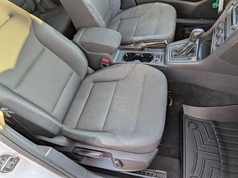 Used 2017 Volkswagen Golf S image 23