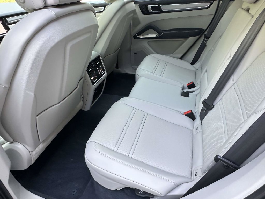 Used 2022 Porsche Cayenne Turbo AWD/4WD image 13