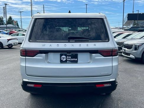 Used 2024 Jeep Wagoneer L Series II w/ Flexible Seating Group AWD/4WD image 10