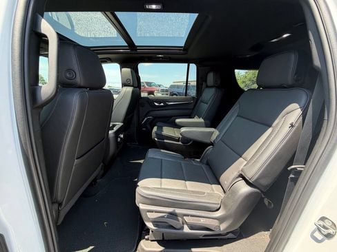 Used 2023 GMC Yukon XL Denali AWD/4WD image 4