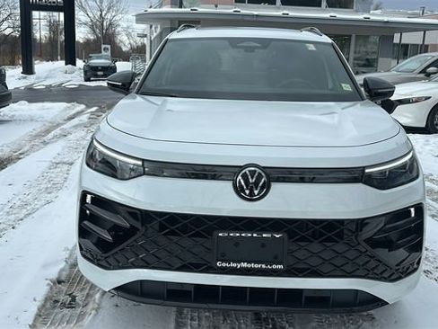 Used 2025 Volkswagen Tiguan SE R-Line image 3