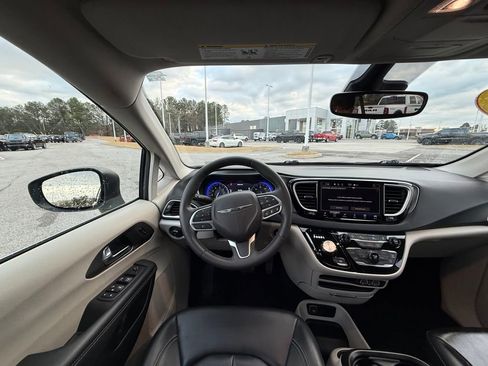 Used 2023 Chrysler Pacifica Touring-L image 13