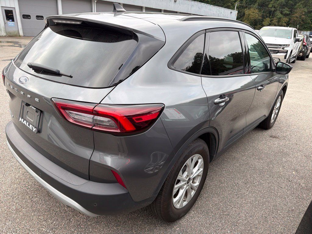 Used 2025 Ford Escape Active w/ Tech Pack #1 FWD image 2