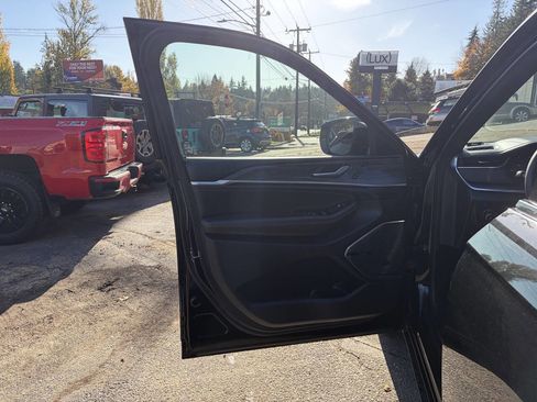 Used 2023 Jeep Grand Cherokee Overland w/ Luxury Tech Group IV image 16