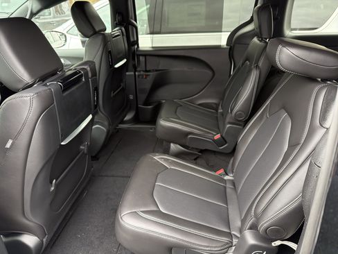 New 2026 Chrysler Pacifica Select AWD/4WD image 25