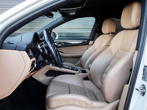 Certified 2023 Porsche Macan S AWD/4WD image 4