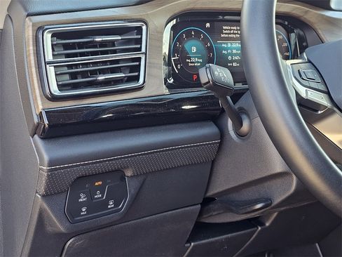 Used 2025 Volkswagen Atlas SE image 19