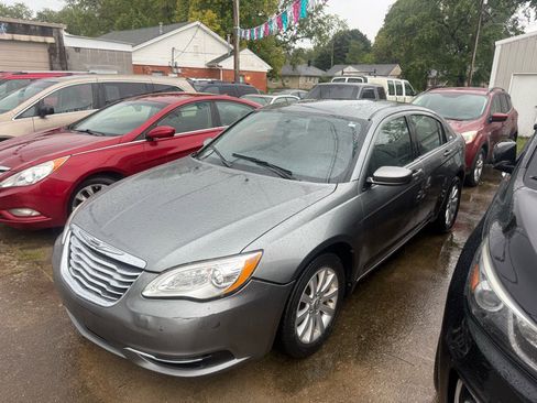 Used 2011 Chrysler 200 Touring image 2