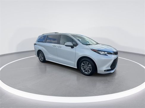 Used 2022 Toyota Sienna XLE image 2