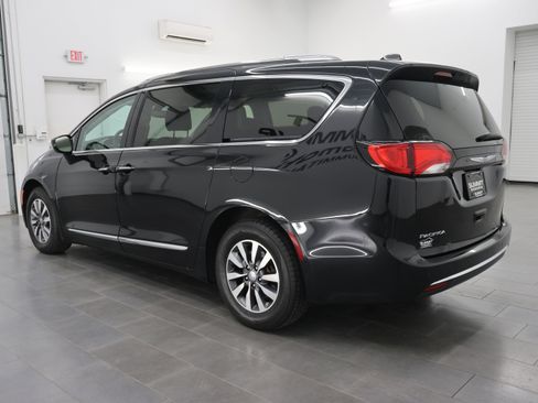 Used 2020 Chrysler Pacifica Touring-L Plus FWD image 6