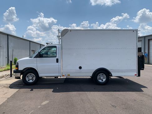 Used 2019 Chevrolet Express 3500 w/ Power Convenience Package RWD image 4