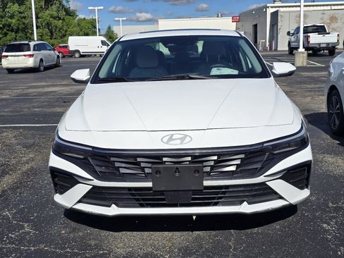 Used 2025 Hyundai Elantra Limited FWD image 2