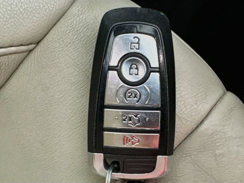 Used 2018 Ford Edge Titanium w/ Technology Package FWD image 34