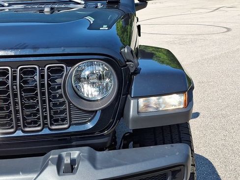 Used 2024 Jeep Gladiator Sport AWD/4WD image 11